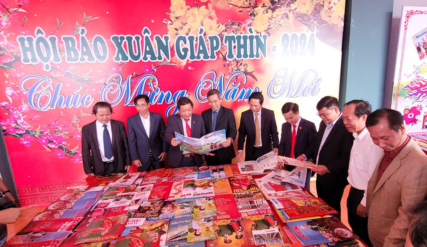 C&aacute;c đại biểu tham quan gian trưng b&agrave;y b&aacute;o Xu&acirc;n Gi&aacute;p Th&igrave;n 2024